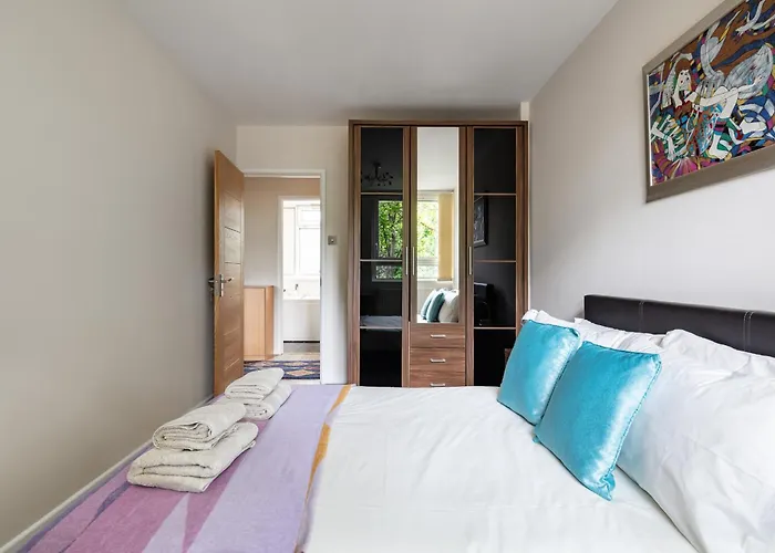 2Bdr Apt Steps To Battersea Park